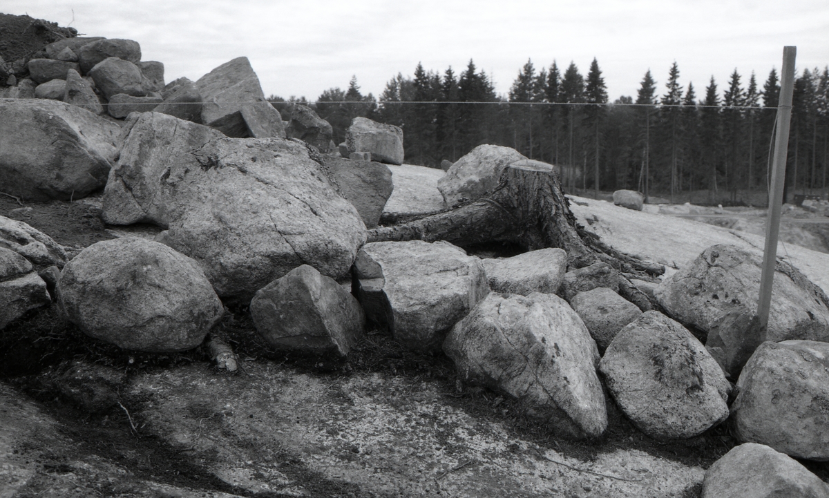 Profil grav A 1350 och stensträng A 2016. Foto från nordöst.