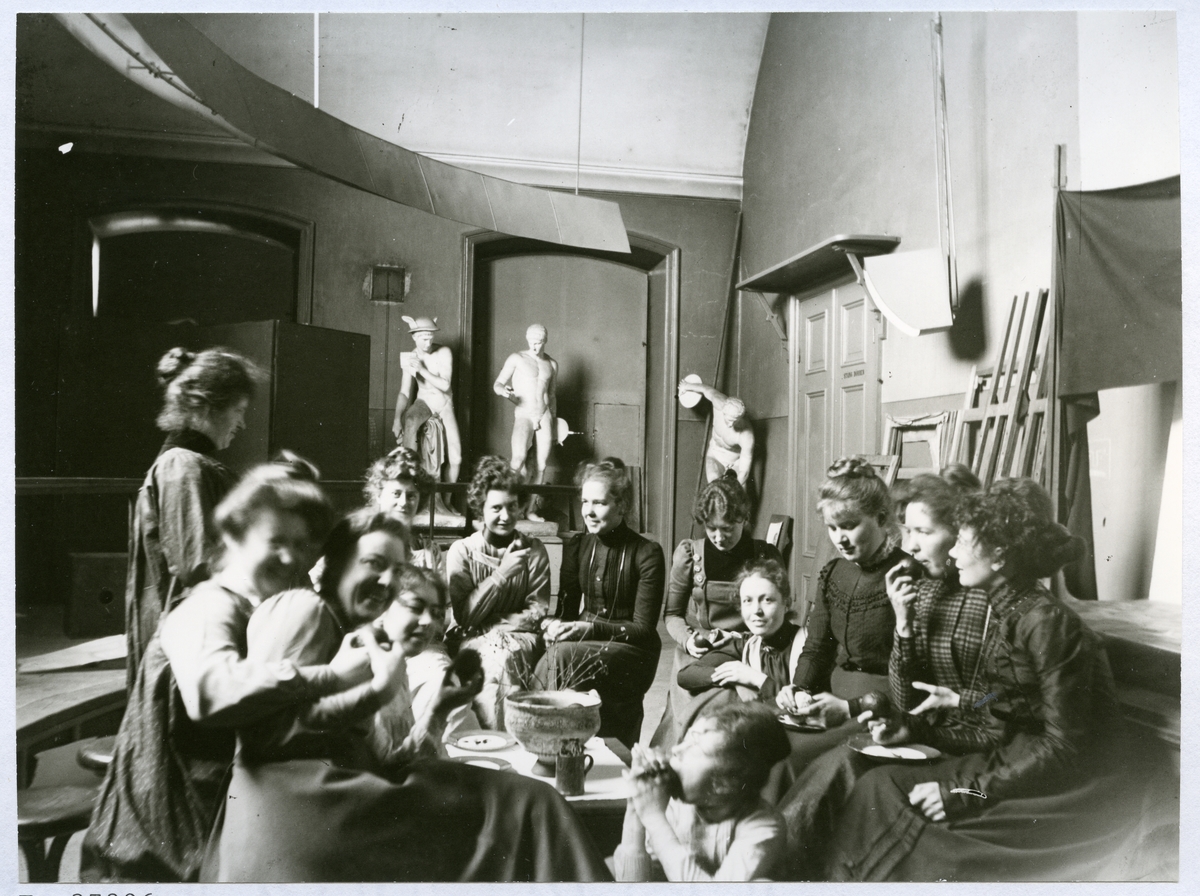Stockholm. 
En grupp kvinnor sitter runt bord. 1901.