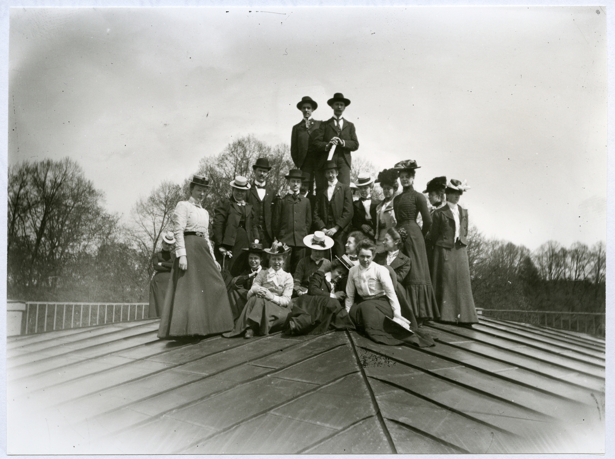 Stockholm. 
En grupp kvinnor och män uppe på ett tak. 1901.