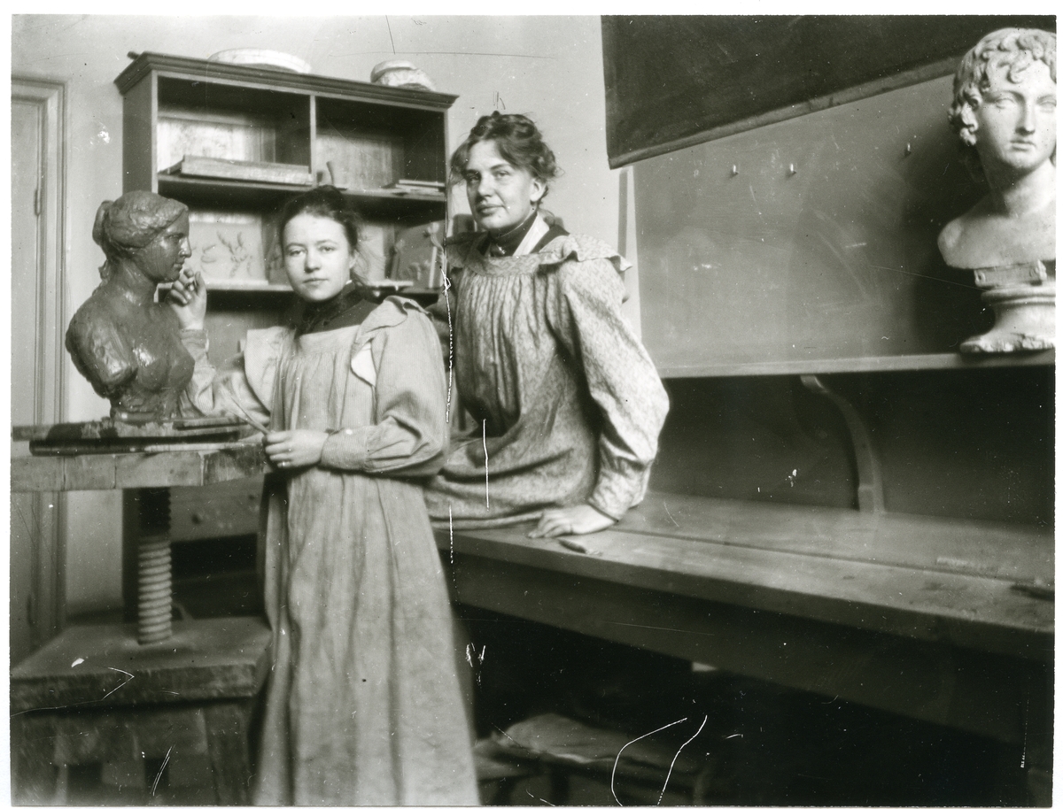Stockholm. 
Två kvinnor i studion. 1901.