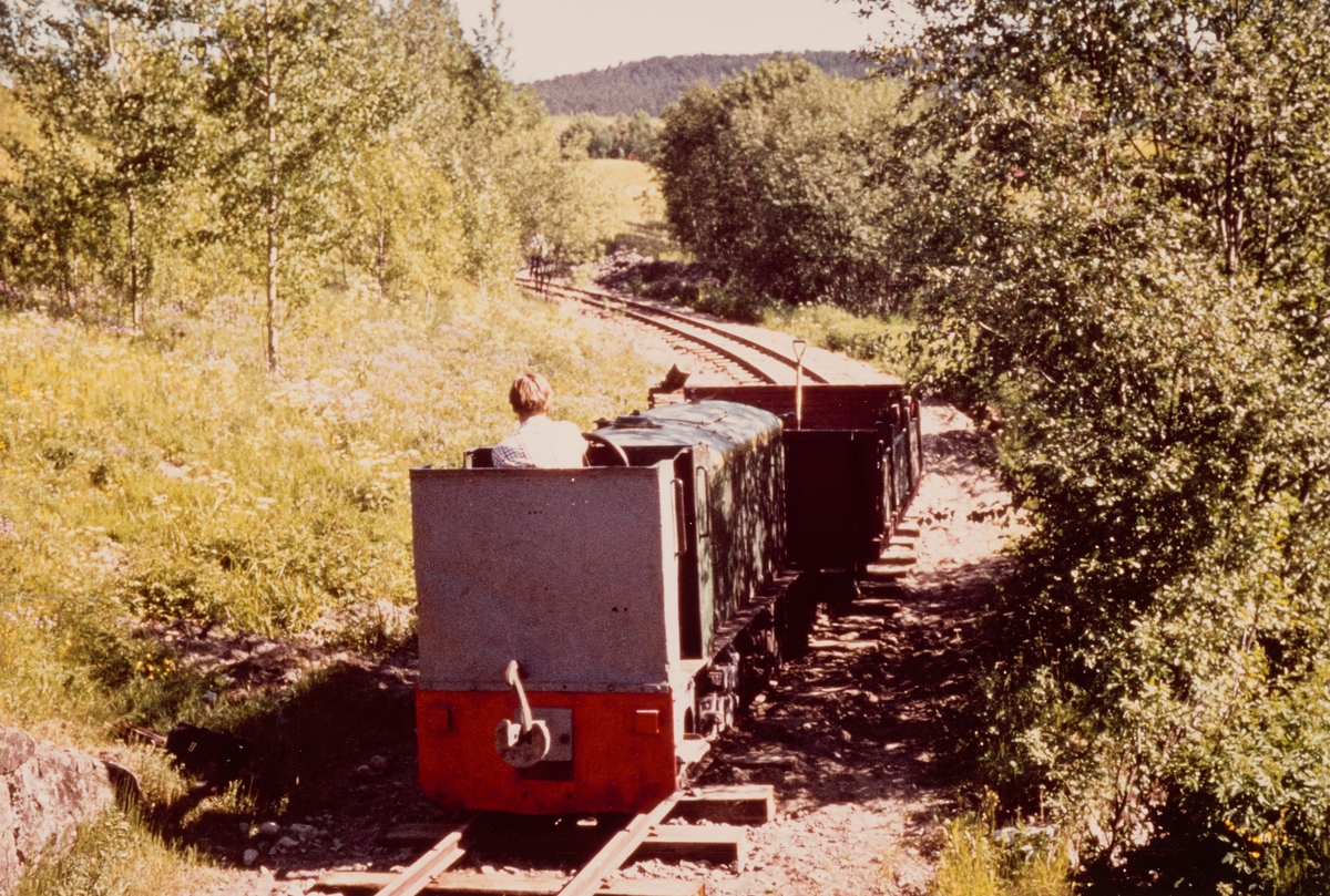 Arbeidstog med diesellokomotiv på museumsbanen Urskog-Hølandsbanen på gjenoppbygget spor mellom Fyen og Sørumsand