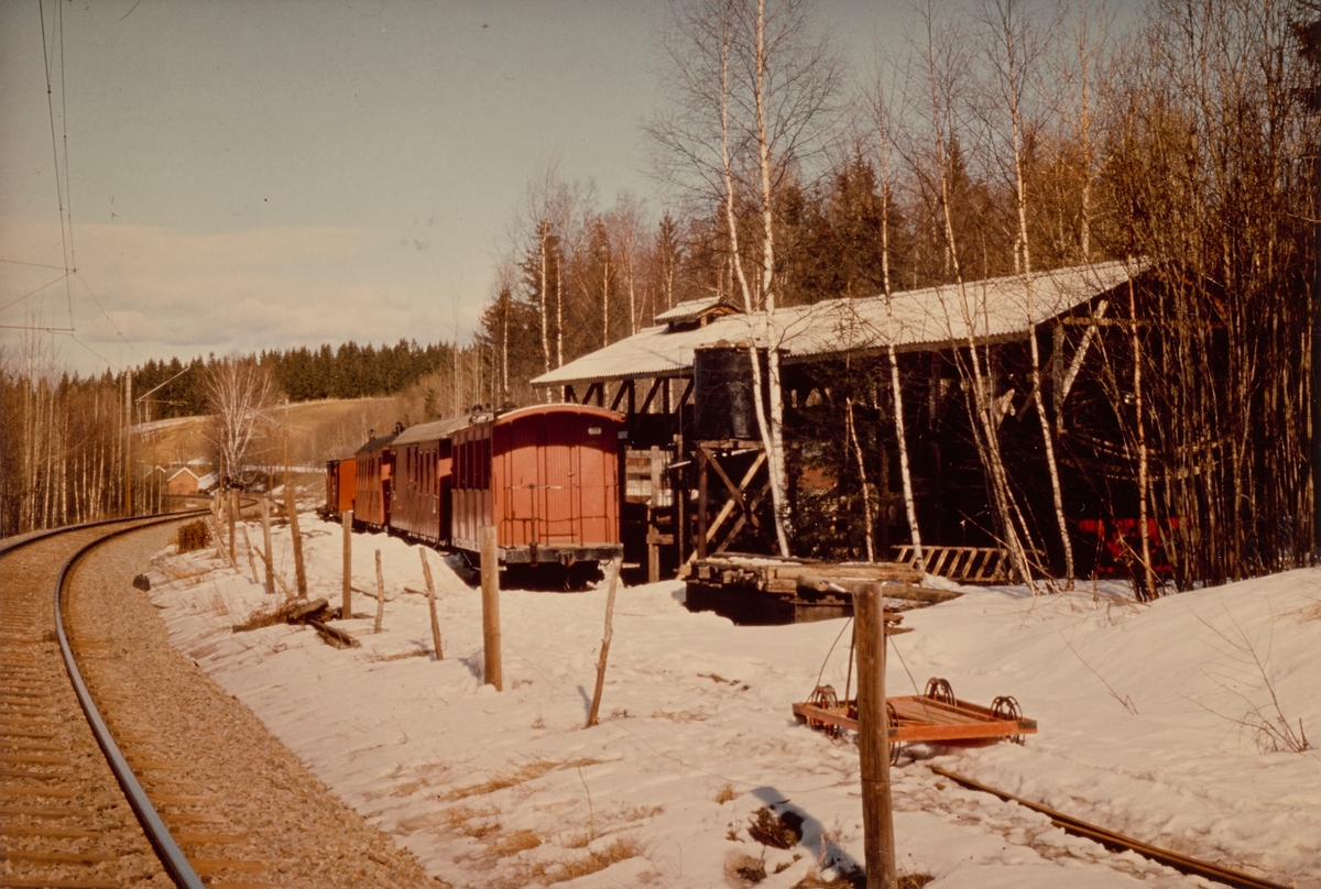 Museumsbanen Urskog-Hølandsbanens stasjon på Bingsfoss. Vogner og lokomotiver ble lagret utendørs