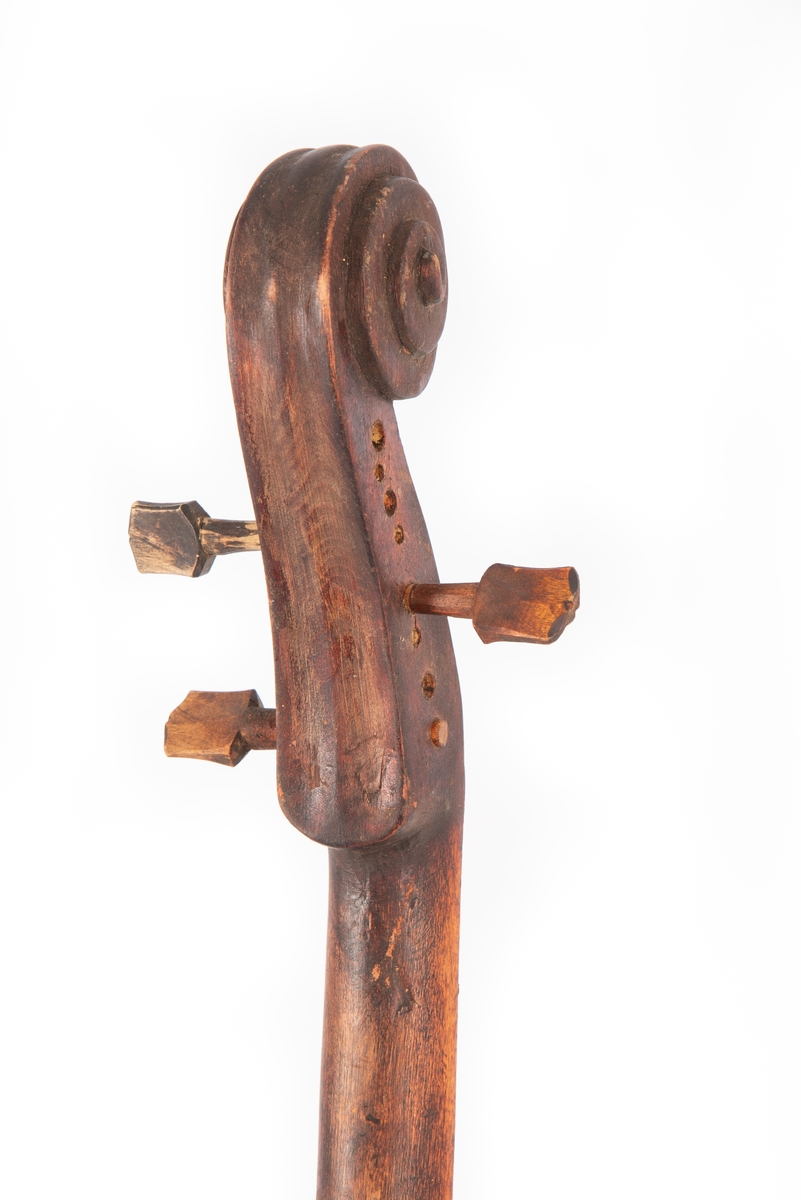 Fela er gjort i grovt tremateriale og er antakelig et hjemmearbeid fra gården Hippe i Ulnes. Instrumentet er brunbeiset og ulakert. Strengehuset har en sprekk, 13 cm lang, på oversiden. Halsen er uten strengebrett. Tre strengeskruer er festet til felehode. Ingen strenger.