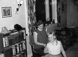 Besøk, 12. mars 1960. Stua i leiligheten på Sellebakk utenfo