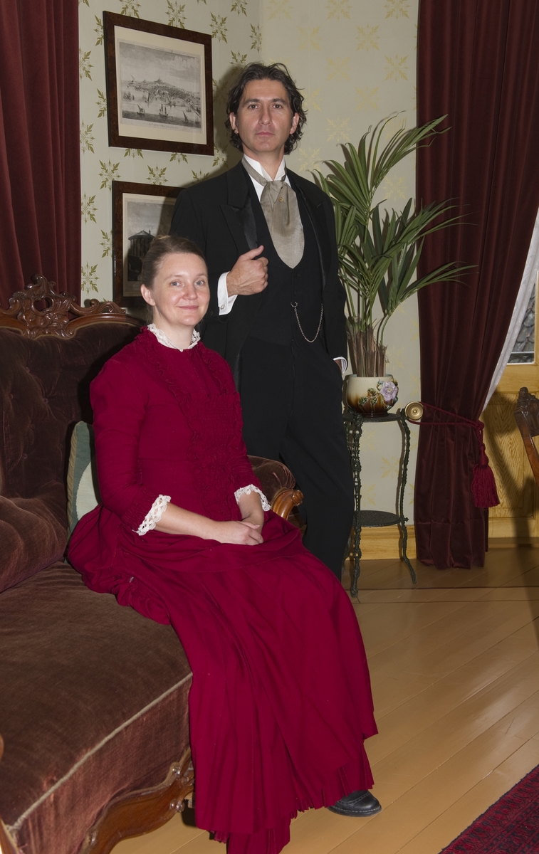 Torvald og Nora Helmer i «Et dukkehjem – 1879». Fra lanseringen av boka «En historiebok i tre etasjer» i OBOS-gården – Wessels gate 15, 18. september 2011.  Alle beboerne, både de oppdiktede og de virkelige, var tilstede.