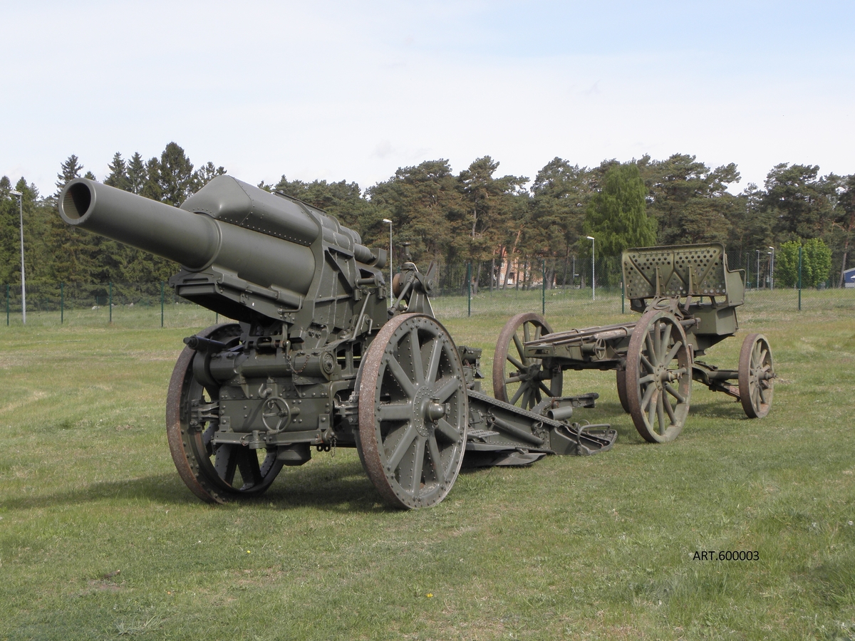 21 cm haubits m/17 med eldrörsvagn
Haubitsen med landets grövsta kaliber, 21 cm haubits m/17 med eldrörsvagn. Till systemet hör också en unik stegvagn. 
Inom landet finns ytterligare en 21 cm m/17 placerad i Skillingaryd (enbart själva pjäsen).

 Första världskriget visade på ett ökat behov av tungt artilleri och 12 tunga haubitser köptes 1917 från Krupp. De drogs då av hästar. Eftersom pjäsen var tung tillhörde en eldrörsvagn som kunde placeras så att eldröret drogs över för hand i spår. Det krävdes ett 8-spann för vardera lavett och eldrör samt två 6-spann för hjulplattor respektive för 10 granater. Summa således 28 hästar.

Från 20-talets slut infördes bandtraktorer som kunde dra pjäsen odelad.

Hjulplattor sattes på så snart pjäsen skulle ut i terrängen för att inte sjunka ner. 

Pjäserna tilldelades först Karlsborg, 1928 gick 8 till A 6 i Jönköping och 2 till Boden. 
1939 gick 4 som krigshjälp till Finland och 2 till Boden. 
Museets pjäs är 1985 hämtad åter från Finland. Den har utnyttjats i striderna mot Sovjet på Karelska näset. 

Stegvagnens stege med utsiktsplats restes upp och vevades sedan upp så man kunde se över trätopparna.