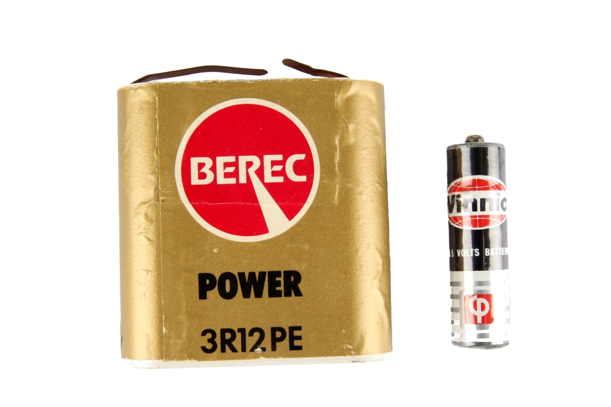 4 batterier. "Berec" flatt 4,5 volts batteri og "Vinnic" 1,5 volts batteri.
