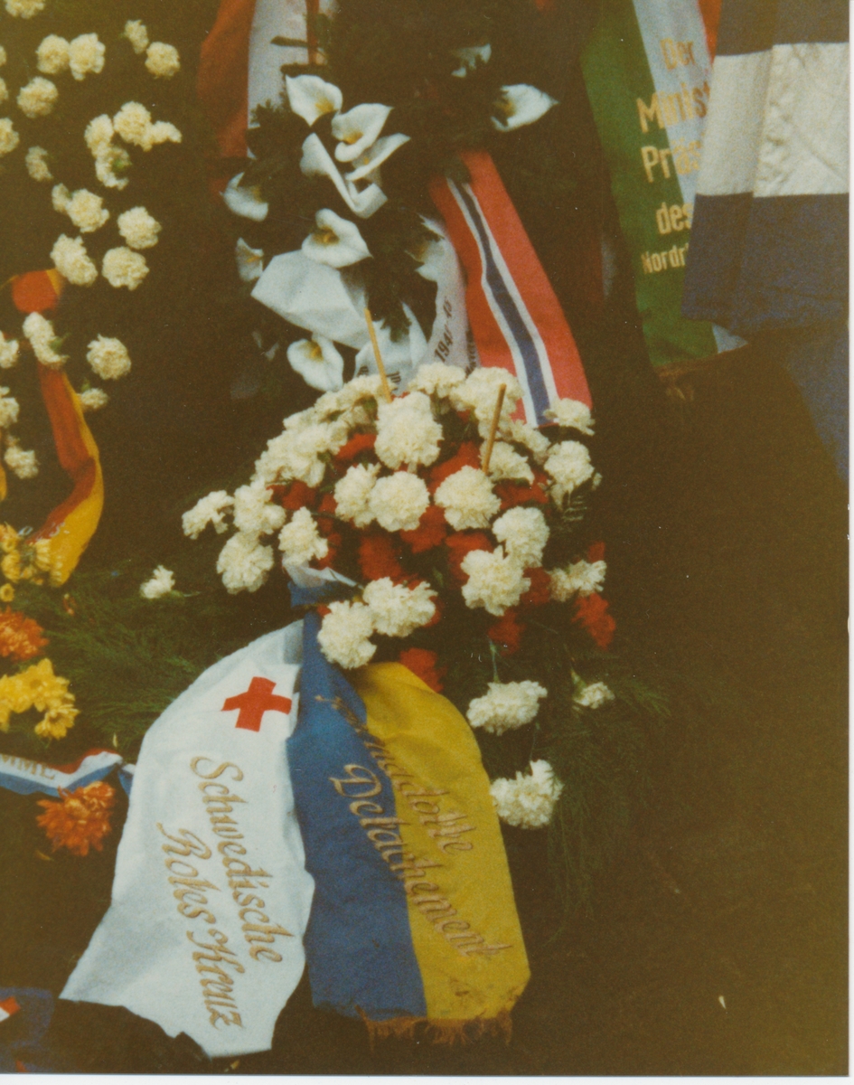 Kransepåleggingsseremoni i Neuengamme i Tyskland, 18. oktober 1981. Bildet er tatt under en tur Krigsinvalideforbundet og Foreningen for politiske fanger arrangerte 15.-21. oktober 1981.