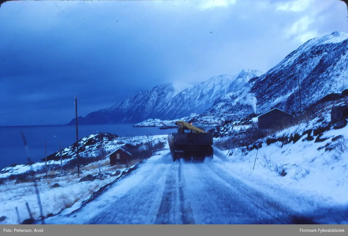 Innkjøring bak en brøytebil mot Vassdalen i Øksfjord.