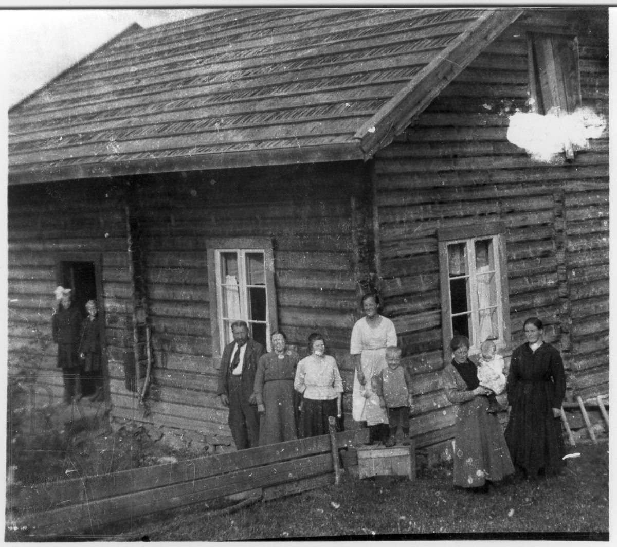 Seks voksne og fire barn utenfor stua i Bækkeli i Gran