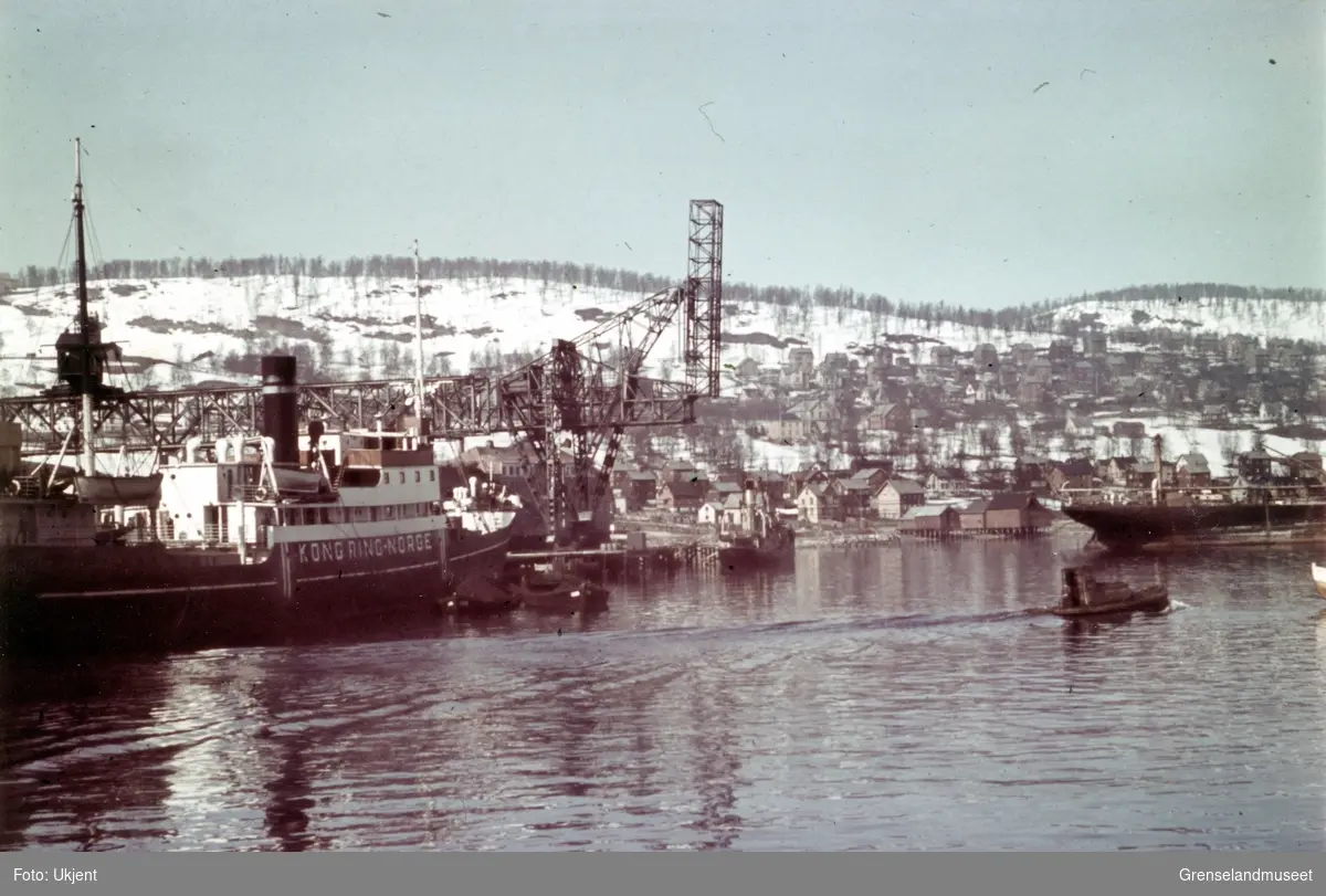 Skipet D/S Kong Ring, midt i bildet. Skipet gikk på en mine 26.12.1941 ved Lenangen. 