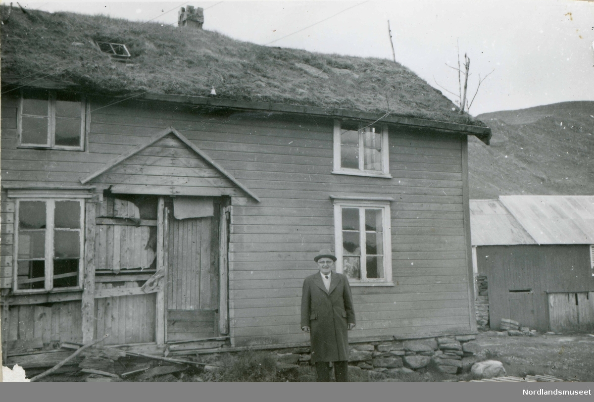 Bilde av Julius Andreasen, bosatt i Amerika, på besøk heime på Skjenaust. Bildet er tatt utenfor barndomsheimen.