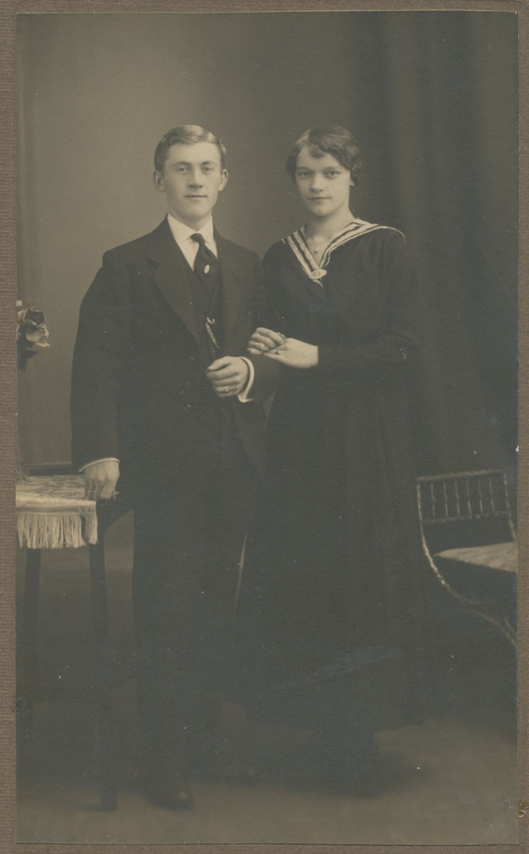 Felix Storm Johansen (f. 1897 i Kristiania, d. 1984) og hans første kone Sofie Karoline (Andresen) Johansen (f. 1896 i Kristiania, d. 1926). Bosatt i Kristiania (Oslo). De var foreldre til Frank Storm Johansen (f. 1919), fange på Falstad 1942-43, senere i Tyskland.