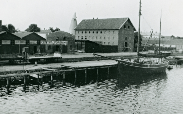 Del av Falkenbergs hamn med sädesmagasin och torkria (stor byggnad i mitten av bilden) i vilka nuvarande museet Rian är inhyst