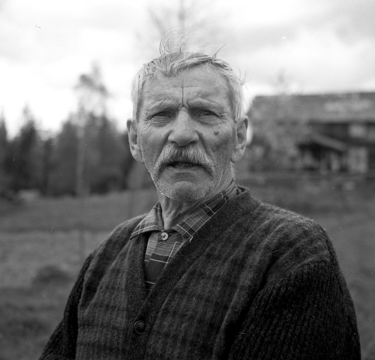 Portrettfoto av Olaf Heggbrenna, rallar og poet