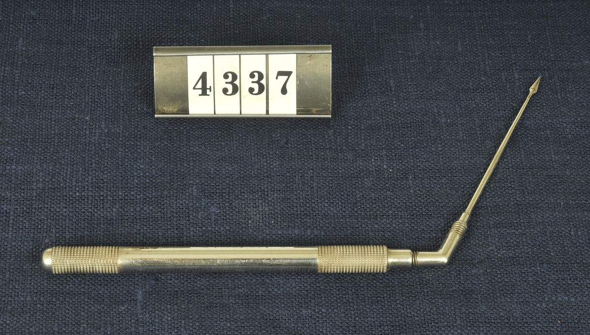 Kirurgiskt instrument, spets, från 1900-talets första del. Har använts vid militära sjukhus.