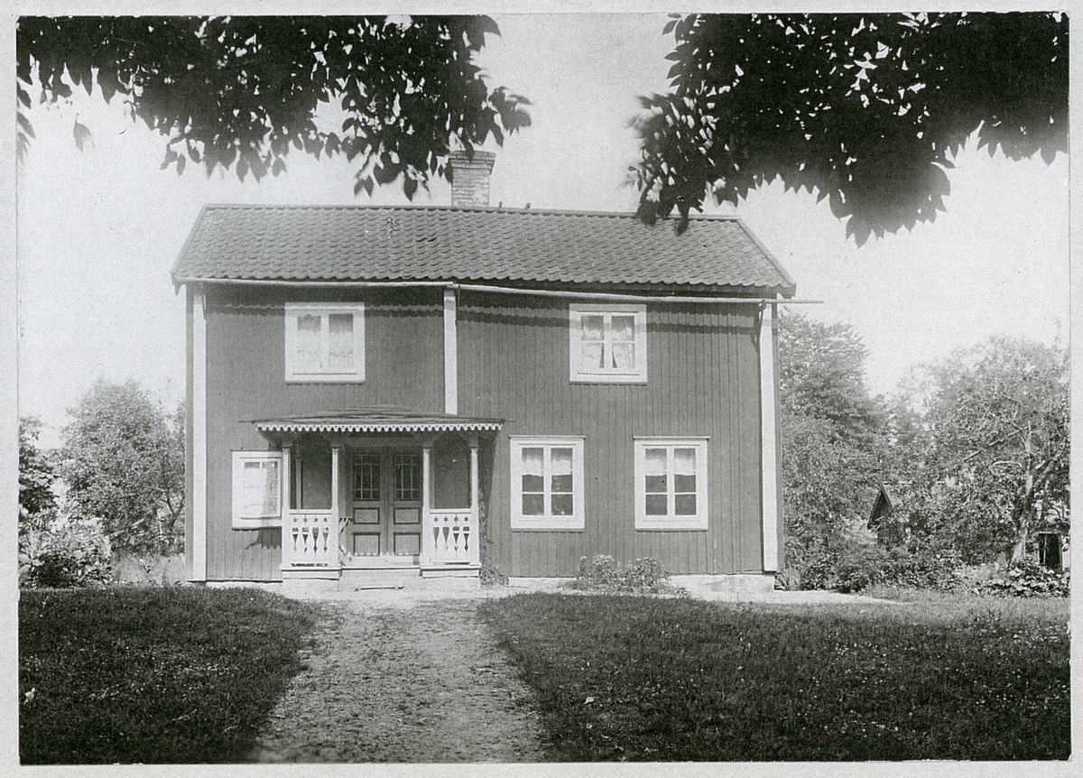 Rytterne sn, Västerås. Vallby.
Vallby 2:12 (f.d. 2:4) Huvudbyggnaden. Början 1900-talet.