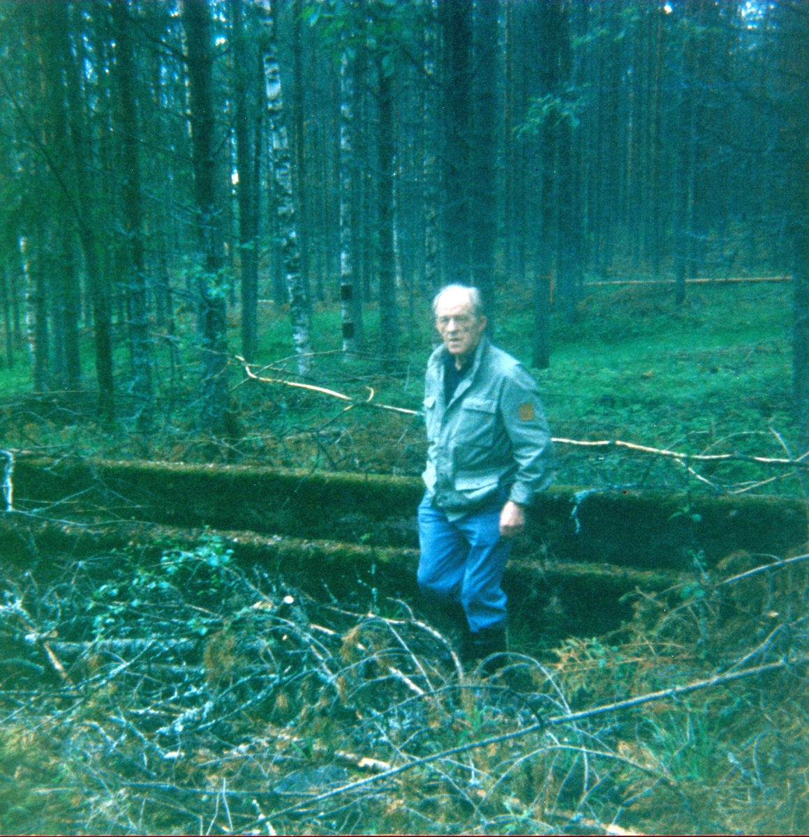 Eilert Pedersen på tur Älgberget i Dalarna (Sverge) i 1991, 56 år etter at han var der sist. Han er her fotografert ved grunnmuren til kinobrakka.