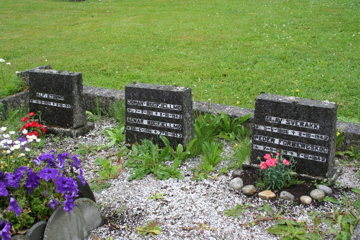 Gravsted på Grane kirkegård for de henrettede fra Grane som ble skutt i Falstadskogen under unntakstilstanden i oktober 1942.