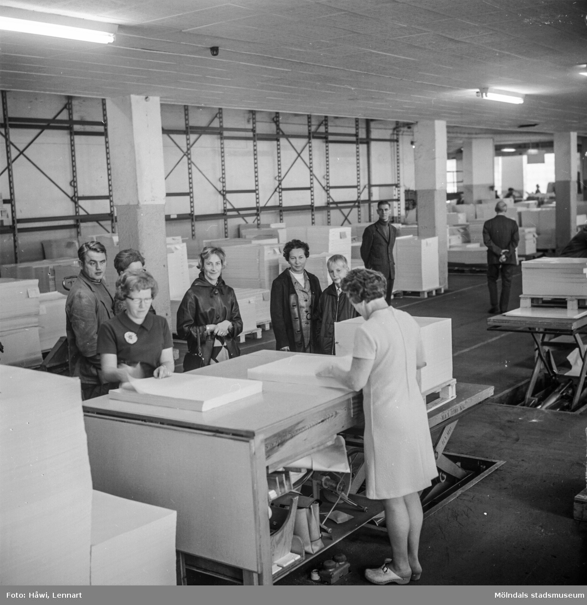 Fabriksvisning för Papyrus anställdas anhöriga. Pappersbruket Papyrus i Mölndal, 10/10 1970.