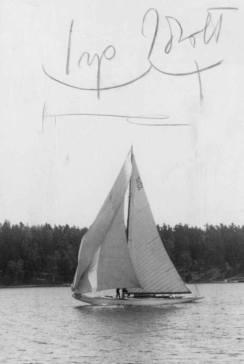 Refanut byggd 1919.

Skrift: [på fotografiets framsida:] "1 sp Idrott"
[på monteringskartongen:] "'Refanut" "7/7 -26"