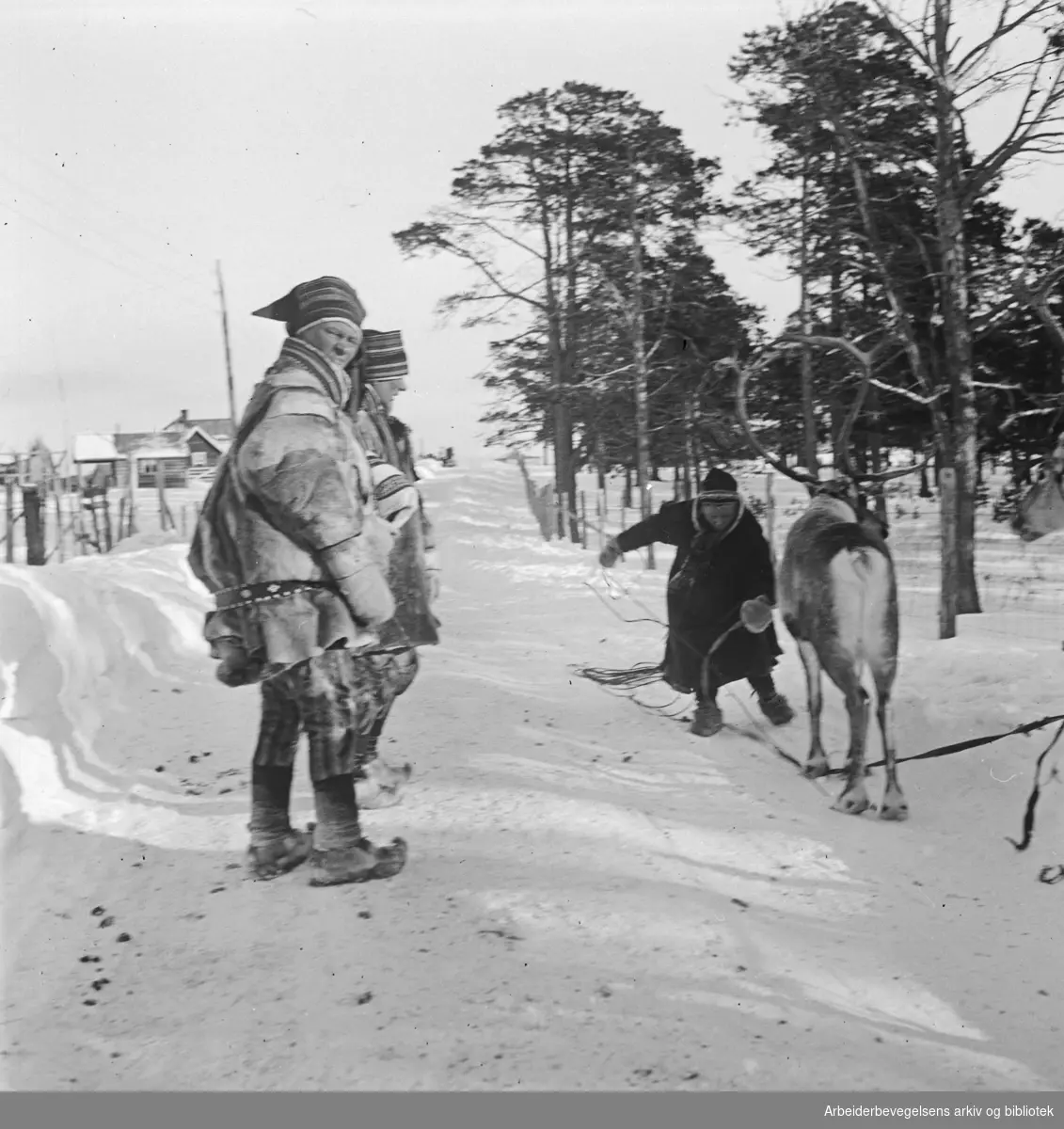 Fjellsamer i full skinnhyre på vårmarkedet i Bossekop, 1939.