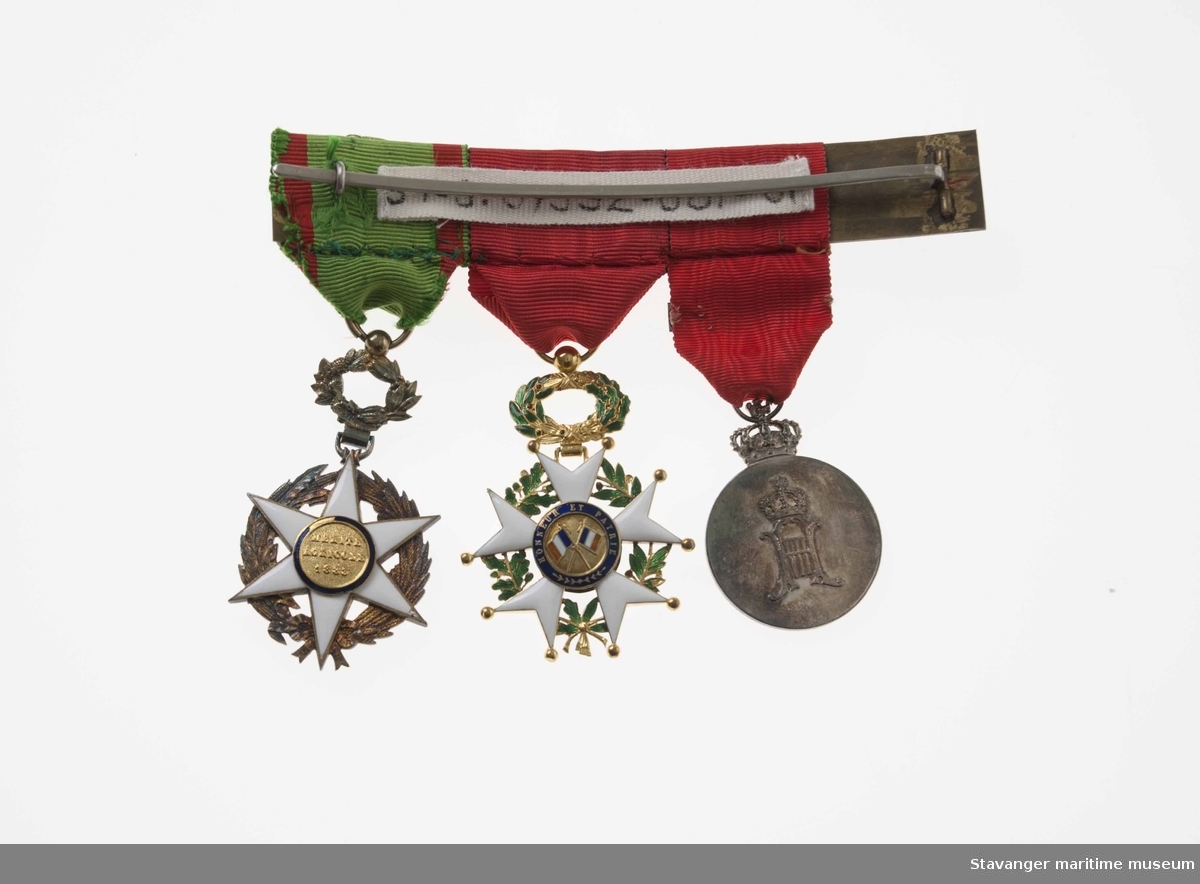 Dekarasjonstriper med tre medaljer på spenne.
1. Kong Haakon VIIs  jubileumsmedalje, 1905-1955, sølv med høyrødt vatret bånd.
2. Legion d'Honneur (officer) Æreslegionens ordenstegn er en stjerne med fem armer. Mellom armene finnes kranser av laurbær og eik. I midten av stjernen er det et kvinnehode, som er et symbol for republikken. Ordensbåndet er i høyrødt med rosett.
3.Ordre du Mérite Agricole - Ordenstegnet består av en sekstagget hvitemaljert stjerne, i sølv for riddere, i gull for offiserer og kommandører. Midtmedaljongen viser kvinnehode,  med omskriften «RÉPUBLIQUE FRANÇAISE» på en blåemaljert bord. Baksiden har innskriften «MÉRITE AGRICOLE» og årstallet «1883».  Ordensbåndet er i grønt og rødt samt rosett.
