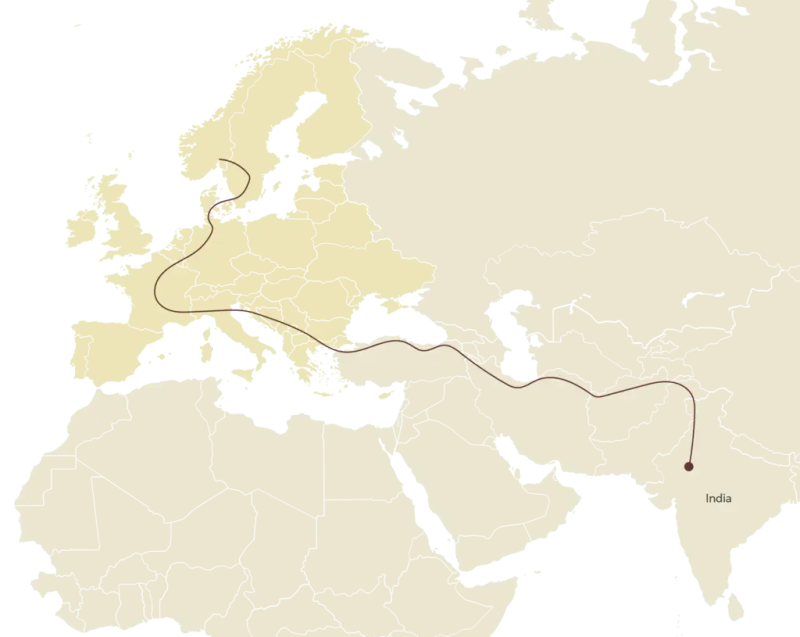 Kart over Europa, Nord-Afrika og store deler av Asia. På kartet er det tegnet på en rød strek som viser språkets omtrentlige vandringsrute fra Nord-India og fram til Balkan.