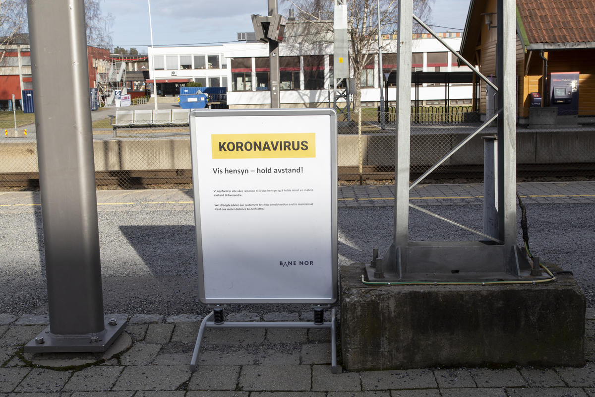 Koronaskilt ved Ås togstasjon under koronanedstengningen