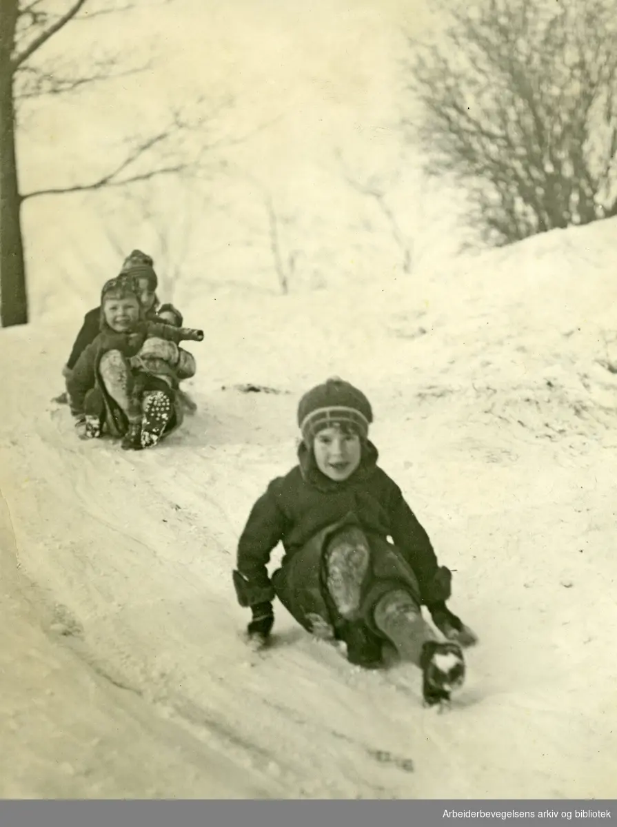 Barn leker i snø. Oslo. 1930-tallet.