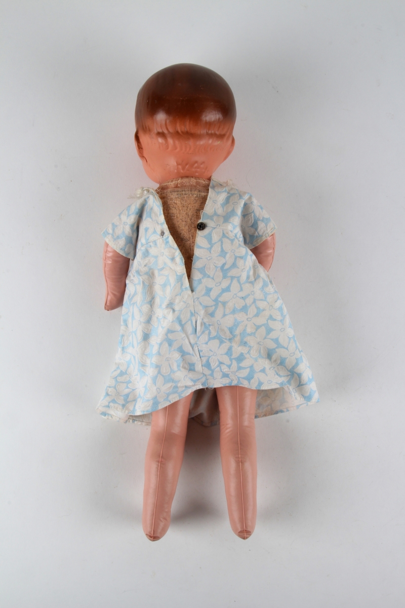Dukke kledd i kjole. Dukken lager lyd når den snus rundt.