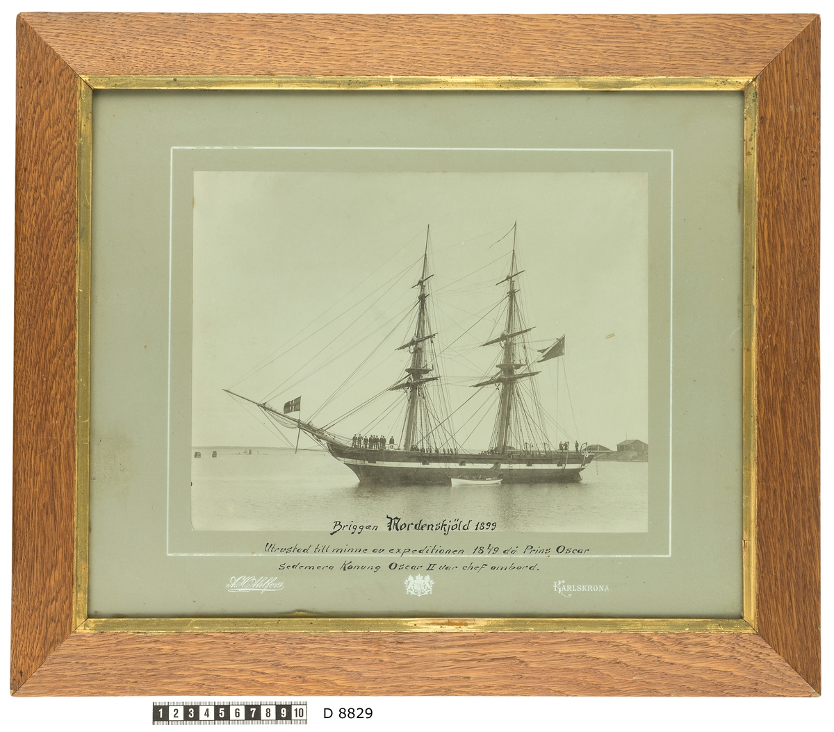 Bilden visar briggen Nordenskjöld från babordssidan till ankars i Karlskrona. Briggen är utrustad till minne av expeditionen 1849 då Prins Oscar senare Konung Oscr II var chef ombord.