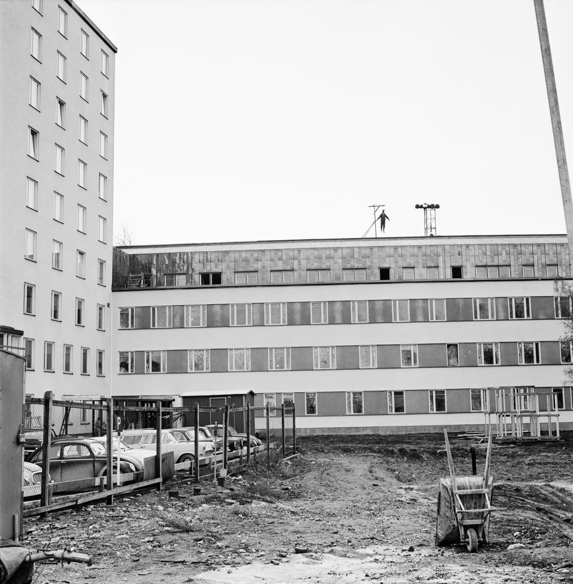 Akademiska sjukhuset, hängd docka på nybyggnad mellan nya medicin- och kvinnokliniken, Uppsala 1963