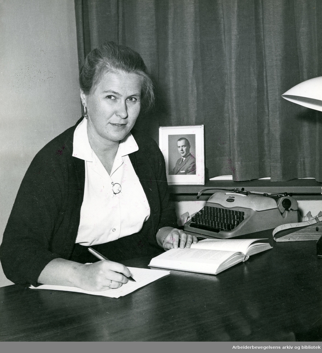 Vera Henriksen (1927-1016). Forfatter.