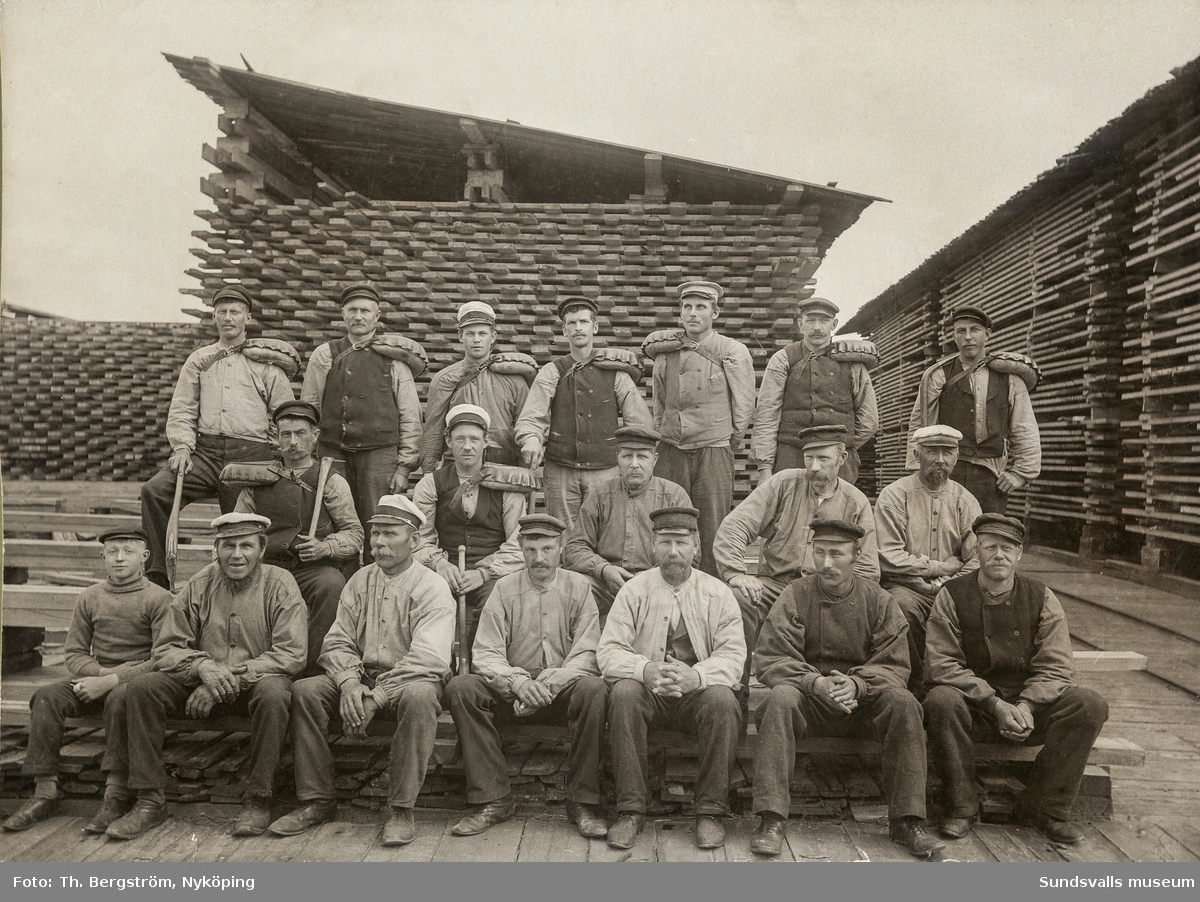 Brädgårdsarbetare vid Vivstavarvs sågverk år 1905.