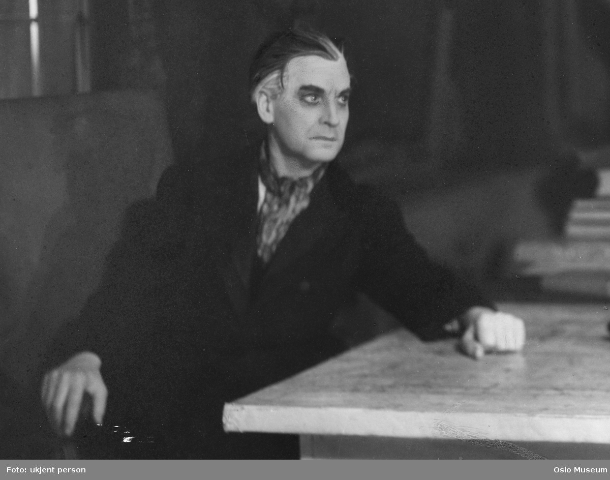 portrett, mann, rollebilde, skuespiller, tittelrollen i "John Gabriel Borkman" på Nationaltheatret, sittende halvfigur