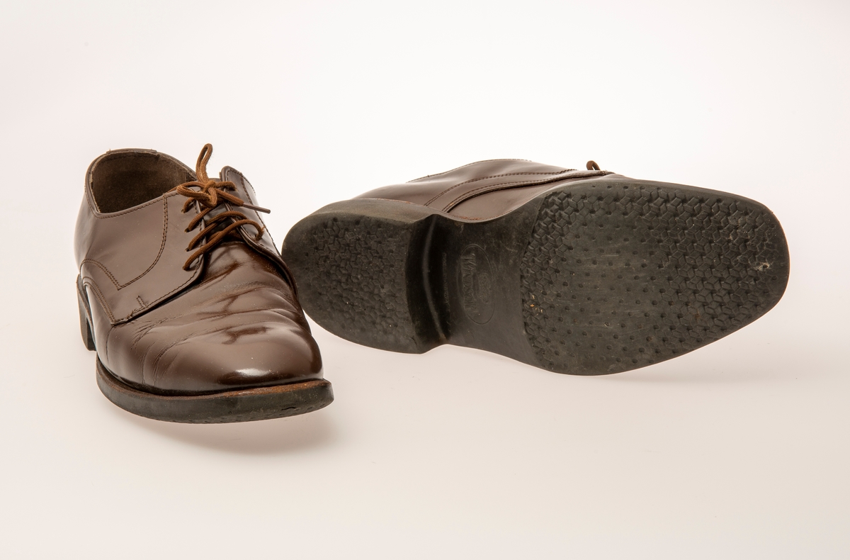 Herresko, type Windsor (Boston) fra Norrøna sko. Skinn- overlær og mellomsåle, Yttersåle-gummi, randsydd, snøring, størrelse 6/40.
