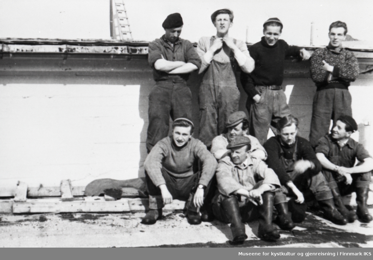 Honningsvåg, Storbukt. Den første arbeidsstokken av mannlige arbeider på FINOTRO (Finnmark & Nordtroms Fiskeindustri), fotografert på kaia utenfor fabrikken. 1953.