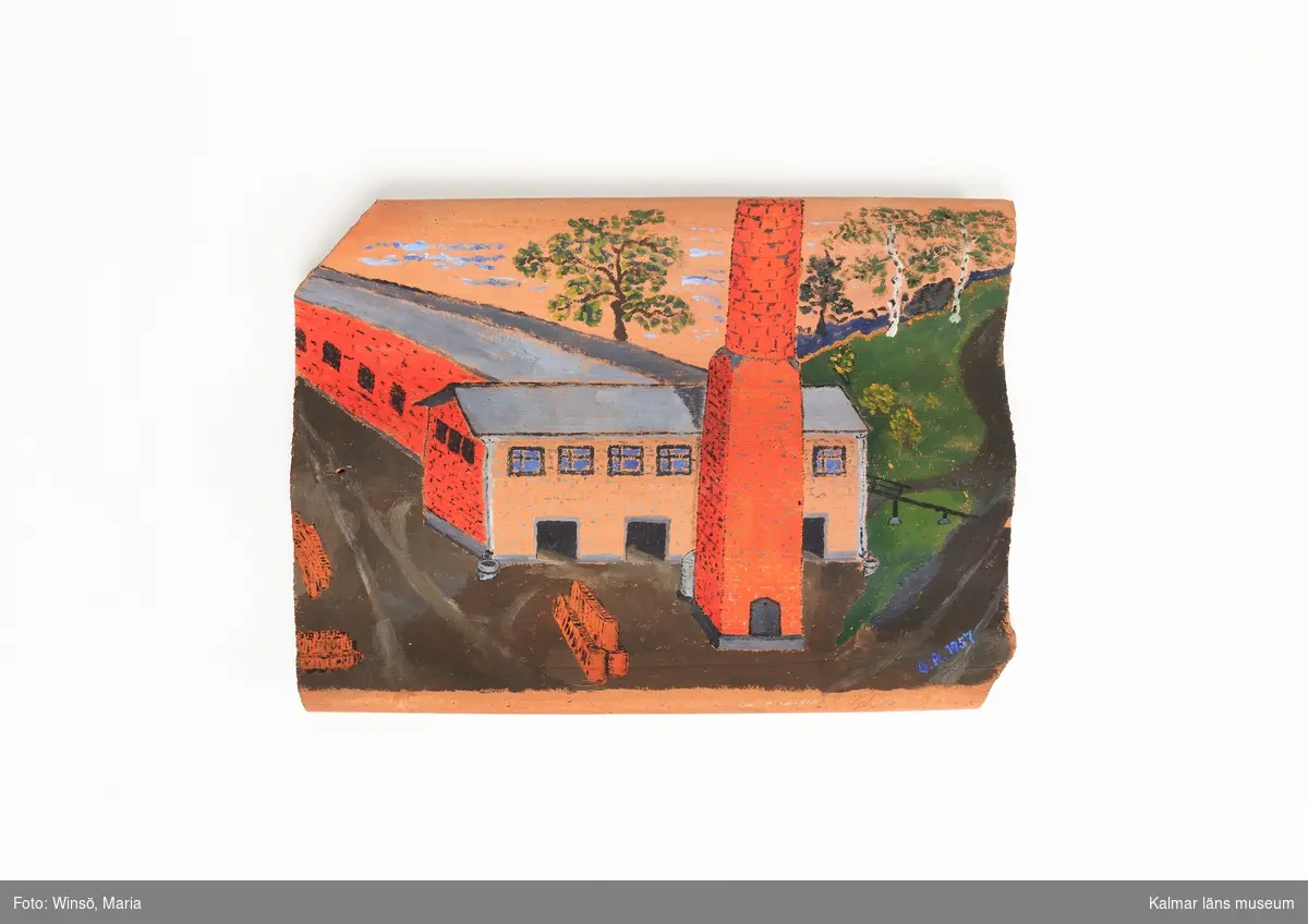Takteglet har ett målat motiv föreställande Högsby tegelbruks byggnader av murat tegel. Framför byggnaden travar med tegel, på sidan av byggnaderna vegetation med buskar och träd.