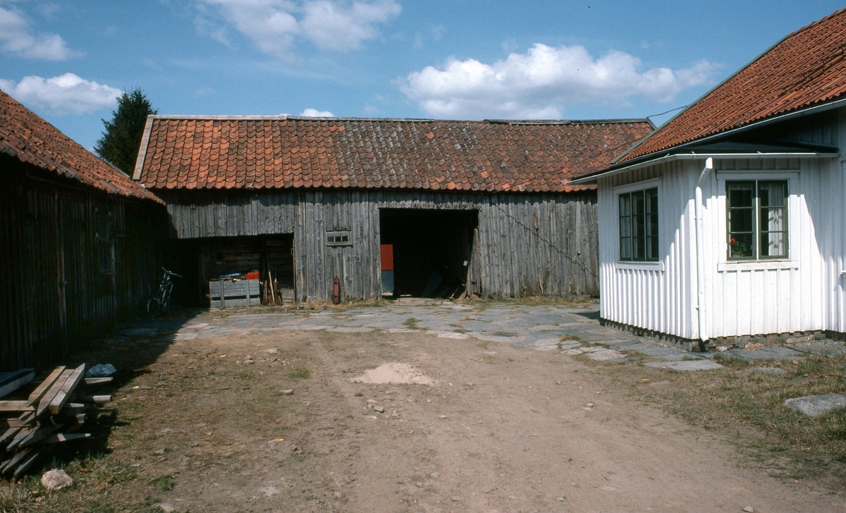 Tuleboäng 3:1 "Ljungbergs" år 1980. En gammal gårdsdel i Tulebo. Ett Tuleboäng-hus från mitten av 1800-talet. Huset och en del av ladugården revs på 1990-talet. Vägen till Dammkärr, Hökkullen med flera gick igenom gårdsplanen och porten i mitten av bilden.