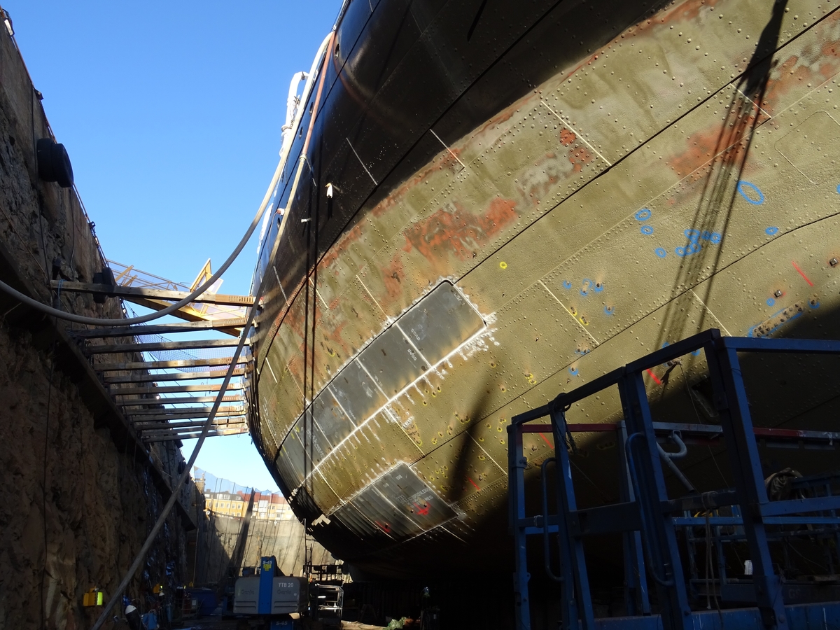 Isbrytaren SANKT ERIK på Stockholms Reparationsvarv. Ersättningsplåtar fastsvetsade i skrovet.