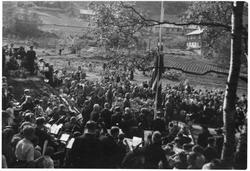 Folkemengde og flagg på halv stang under minneseremoni for A