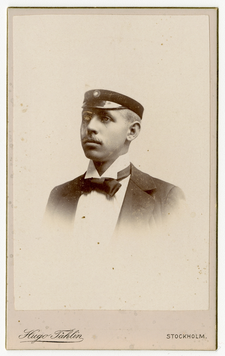 Porträtt av Gustaf Erland Boberg iförd studentmössa. Sedermera kapten vid Värmlands regemente.

Se även bild AMA.0006985.