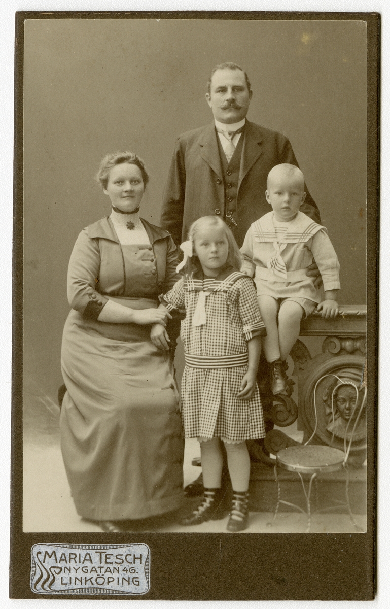 Porträtt av familjen Nilsson med barnen Dagmar och Ingvar.