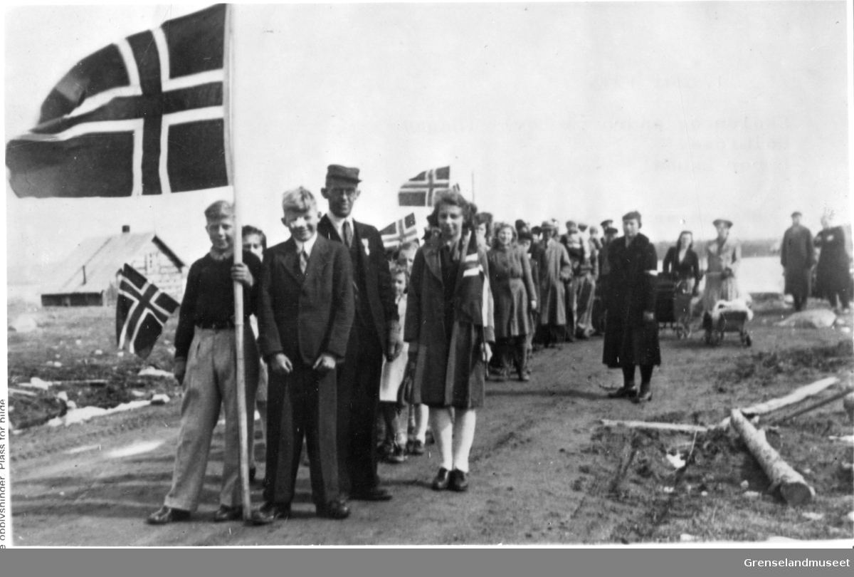 17. mai 1945. Skolen og andre på Løvli (saga).
Lærer Laudal i andre rekke.