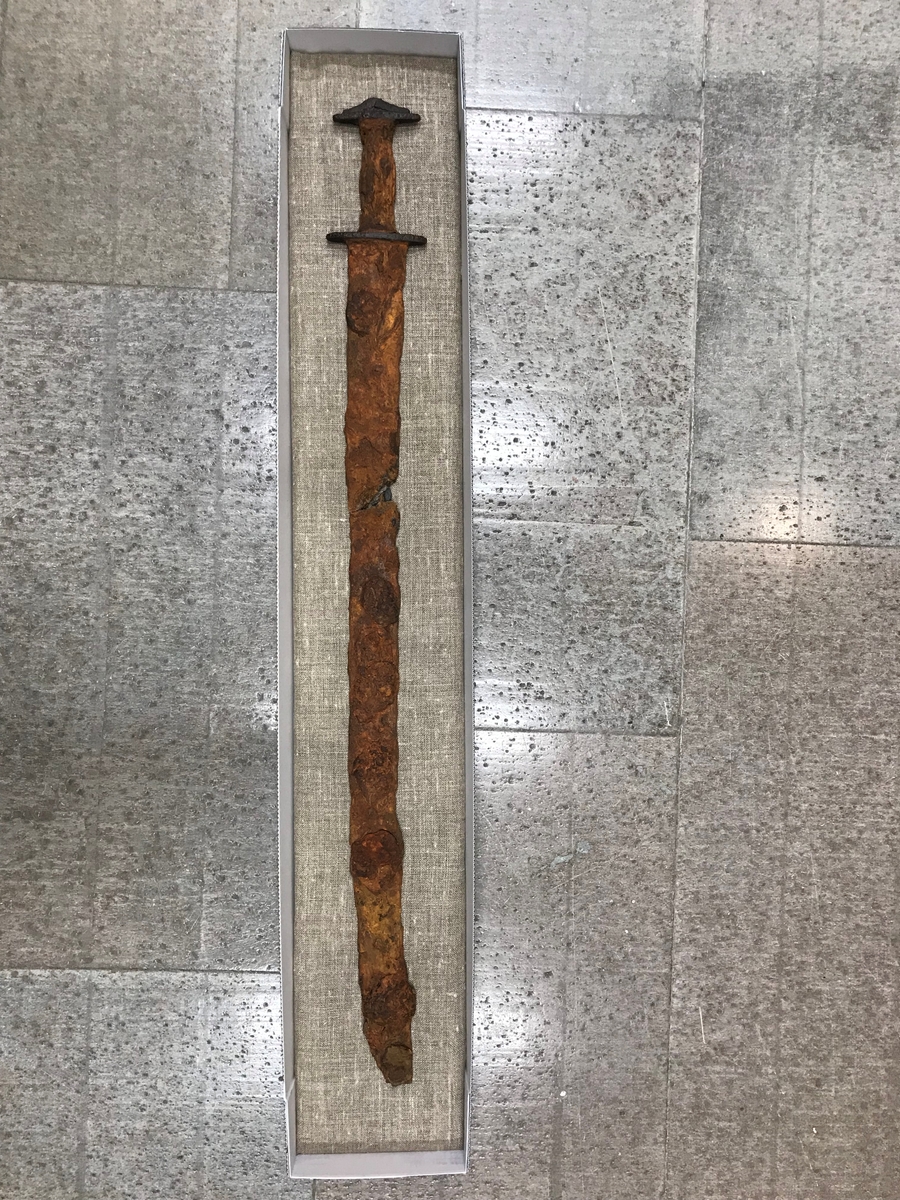 Järnålderssvärd, det s.k. Sagas svärd, färdigkoncerverat och precis ankommet till Jönköpings läns museum.