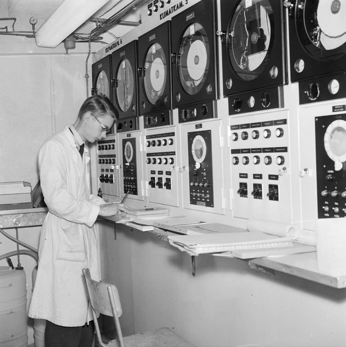 Institutionen för fysiologisk botanik, man vid klimatkammare, Uppsala, september 1958