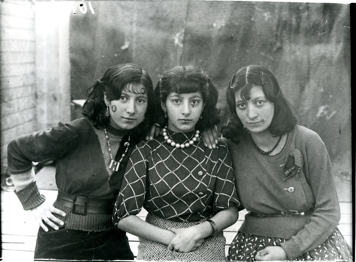 Tre unga kvinnor ser in i kameran. Bilden är troligen tagen vid 1900-talets mitt, men bildens ursprung är okänt.