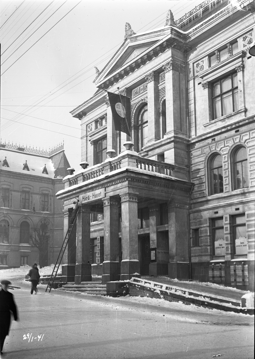 Slutt på Hird - huset i festiviteten 7. mai 1945 ettermiddagen, Hird skiltet rives ned. Bildet nr. 2 viser Hird-huset 1941. Hird skiltet blir montert.
