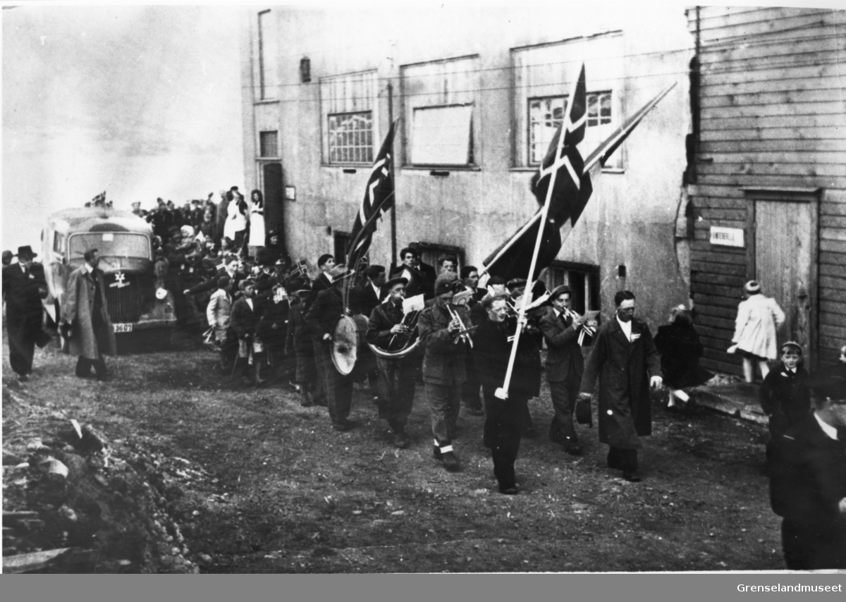 17. mai tog ved Betongskolen, Kirkenes 1945.
Foran med flagg: Ove Oshaug. Bak ham: tv: Øystein Pettersen, th: Rolf Olsen.